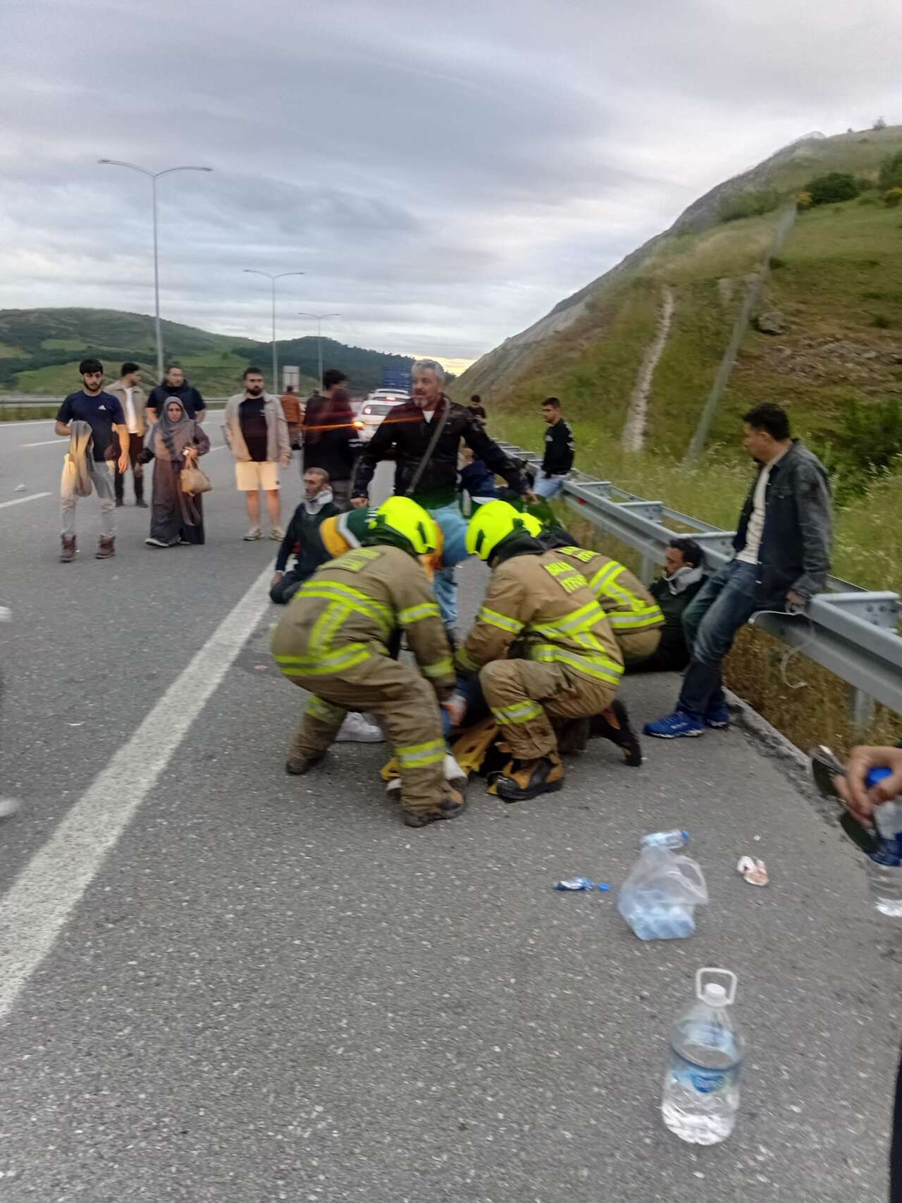 Yolcu otobüsü devrildi! Çok sayıda yaralı var 8